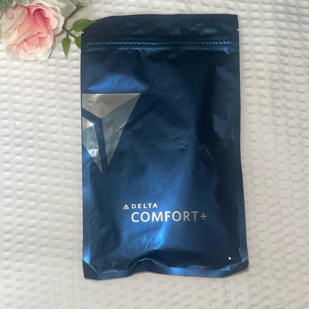 DELTA COMFORT+ 4 PIECE TRAVEL KIT(Eye Shade, Ear Plugs, Tooth Brush & Paste)NEW